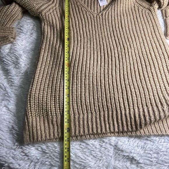 LOFT V-Neck Oversized Side Slits
Ribbed Trim Beige Shimmer Pullover
Sweater Sz M - Picture 9 of 11